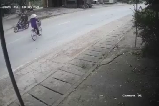 Đi xe đạp sang đường bất cẩn, cụ bà thoát nạn hy hữu