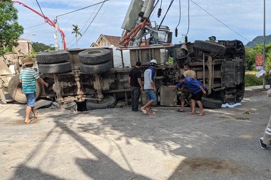 Xe trộn bê tông lật giữa đường làm gãy cột điện