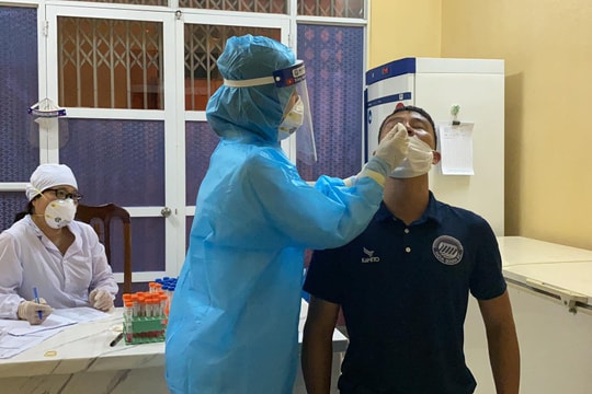 Cầu thủ hạng Nhì được xét nghiệm Covid-19; HAGL không Công Phượng, thử tài Kiatisuk cao đến đâu