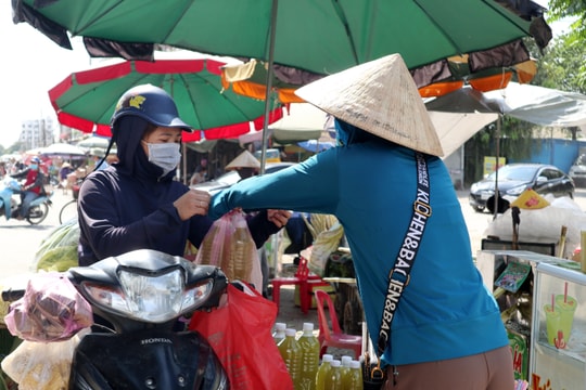 Nắng nóng đầu mùa, dân kiếm tiền triệu/ngày từ bán nước giải khát