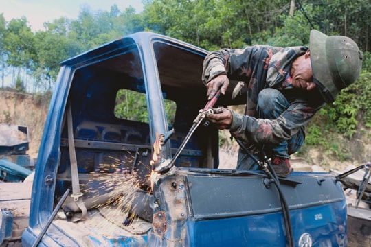 Làng mổ xe ô tô cũ ở Nghệ An