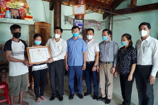 Truy tặng Bằng khen của Bộ Giáo dục và Đào tạo cho học sinh Nghệ An dũng cảm cứu bạn đuối nước