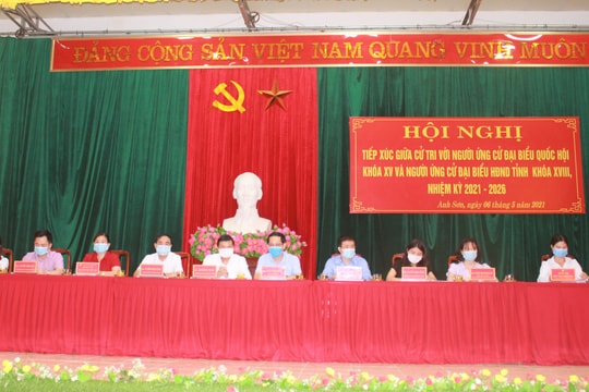 Các ứng viên đại biểu Quốc hội và đại biểu HĐND tỉnh tiếp xúc cử tri huyện Anh Sơn