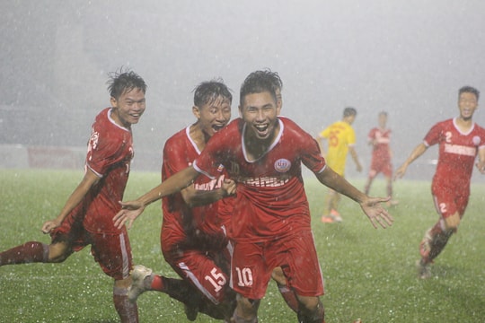 Tiền vệ Đinh Xuân Tiến lên tập luyện cùng đội 1 SLNA: Coi chừng, 'dục tốc bất đạt'!