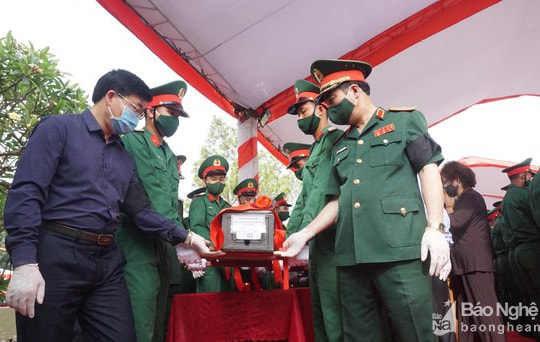 Video: Xúc động lễ an táng 95 liệt sỹ, quân tình nguyện Việt Nam hy sinh tại Lào