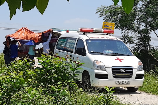 Danh tính người mẹ ôm thi thể con gái lên đường tàu