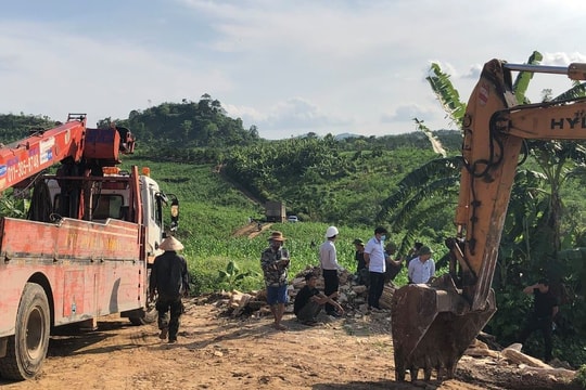 Bắt quả tang một vụ khai thác trái phép đá cổ thạch ở Quỳ Hợp