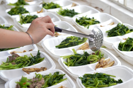 Đảm bảo bữa ăn cho công dân trong khu cách ly ở thị xã Hoàng Mai