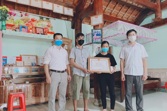 Truy tặng Bằng khen của Chủ tịch UBND tỉnh cho nam sinh quên mình cứu bạn