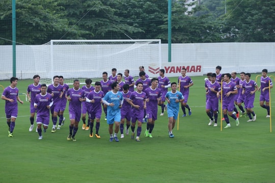 Trọng Hoàng và Văn Hậu tập riêng ở buổi tập đầu tiên của ĐT Việt Nam