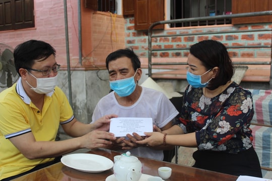 Trao hơn 32 triệu đồng cho gia đình em Nguyễn Văn Nhã quên mình cứu bạn