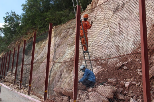 Gia cố lưới thép, khắc phục sạt lở ở rú Nguộc Thanh Chương