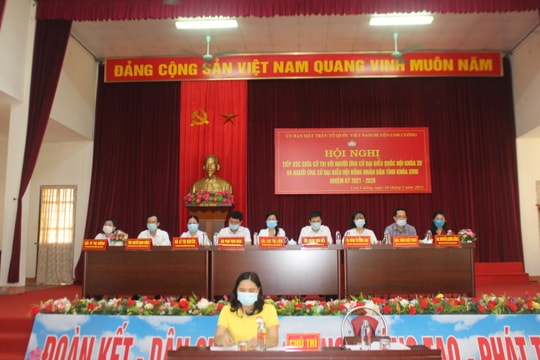 Các ứng cử viên đại biểu Quốc hội và HĐND tỉnh tiếp xúc cử tri Con Cuông