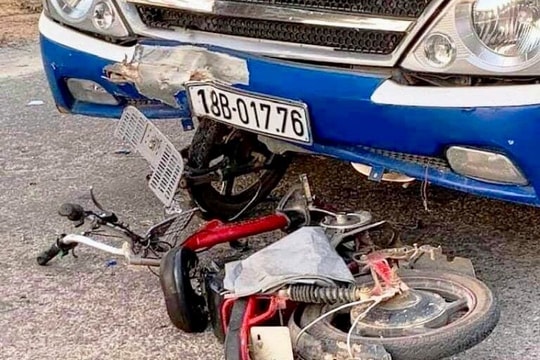 Ô tô va chạm với xe đạp điện, nữ sinh lớp 6 nguy kịch