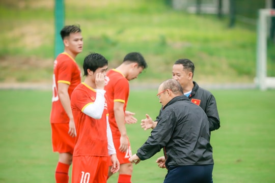 HLV Park Hang-seo gọi riêng Công Phượng ra chỉ giáo thêm