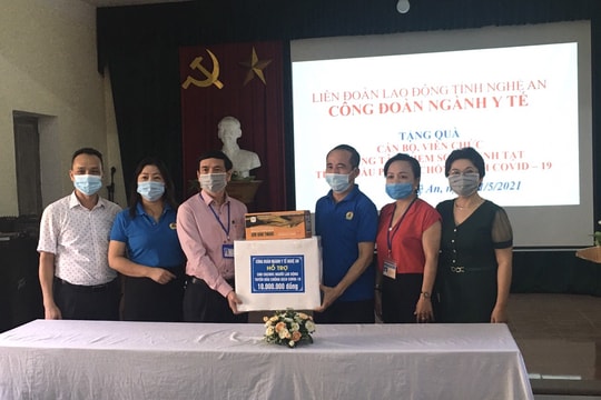 Công đoàn ngành Y tế tặng quà động viên cán bộ, y bác sỹ tuyến đầu chống dịch
