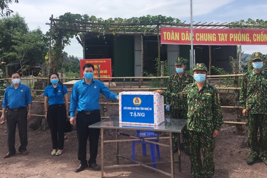 LĐLĐ tỉnh tặng quà cán bộ, chiến sĩ Đồn Biên phòng Keng Đu, Kỳ Sơn