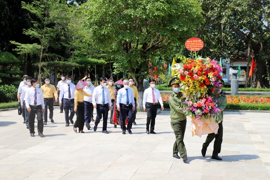 Chủ tịch Ủy ban Trung ương Mặt trận Tổ quốc Việt Nam dâng hoa tại Khu di tích Kim Liên 