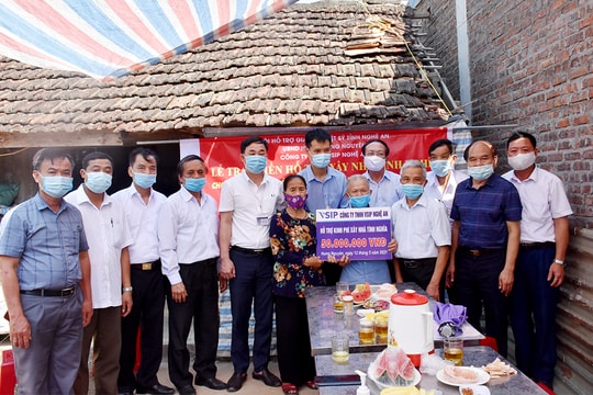 Trao 150 triệu đồng hỗ trợ xây dựng 3 nhà tình nghĩa cho thân nhân liệt sĩ ở Hưng Nguyên