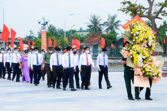 Lãnh đạo tỉnh Nghệ An dâng hoa tưởng niệm đồng chí Phùng Chí Kiên