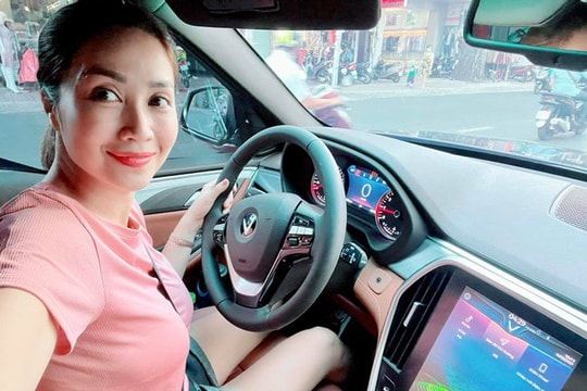 Sau tậu cùng lúc 2 xế sang, MC Ốc Thanh Vân 'chịu chơi' sắm xe mới màu hiếm