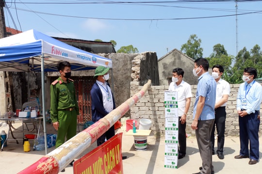 Sở Giáo dục và Đào tạo Nghệ An trao quà và kiểm tra việc dạy, học phòng Covid-19 ở TX Hoàng Mai