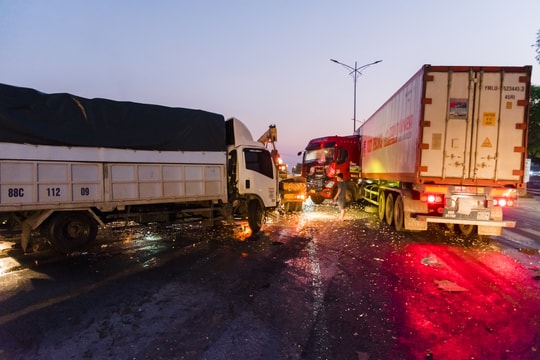 Tai nạn giao thông gây ùn tắc hàng cây số trên Quốc lộ 1A