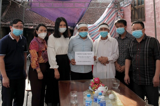 Trao tiền hỗ trợ gia đình nam sinh viên Nghệ An quên mình cứu 3 người đuối nước