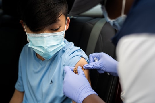 WHO: Vẫn nên đeo khẩu trang dù đã tiêm vaccine