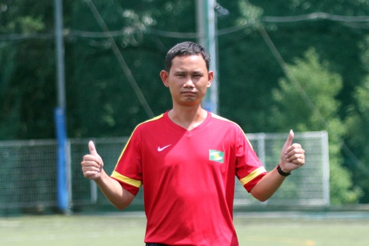 HLV Lê Văn Hùng dẫn dắt U17 Sông Lam Nghệ An