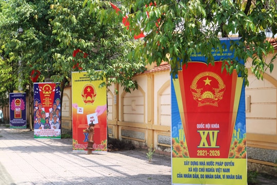 Nghệ An: Làng quê, phố huyện rực rỡ cờ hoa đón chào ngày hội non sông