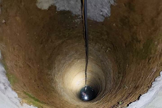 Rơi xuống giếng khơi, cháu bé 3 tuổi bị đuối nước thương tâm