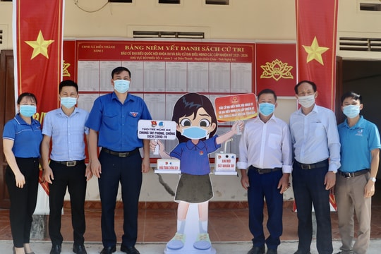 Tỉnh đoàn trao tặng các điểm rửa tay sát khuẩn tại khu vực bầu cử