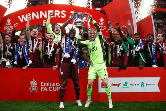 Kiatisak phát biểu đầy bất ngờ về việc thay thế thầy Park;Leicester vỡ òa cảm xúc khi vô địch FA Cup