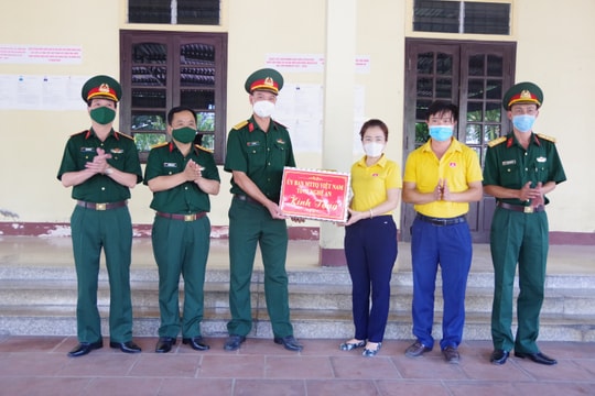 Chủ tịch Ủy ban MTTQ tỉnh thăm, động viên đội quy tập Bộ CHQS Nghệ An 