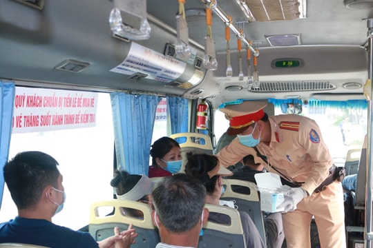 Cảnh sát giao thông Nghệ An xử lý các hành vi vi phạm phòng chống dịch Covid-19