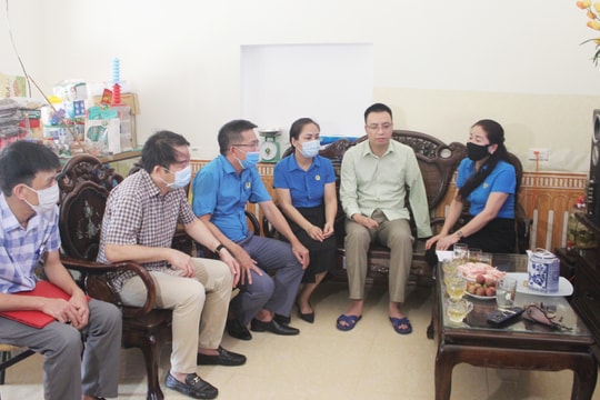 LĐLĐ tỉnh thăm tặng quà cho công nhân lao động bị thương tật do tai nạn lao động