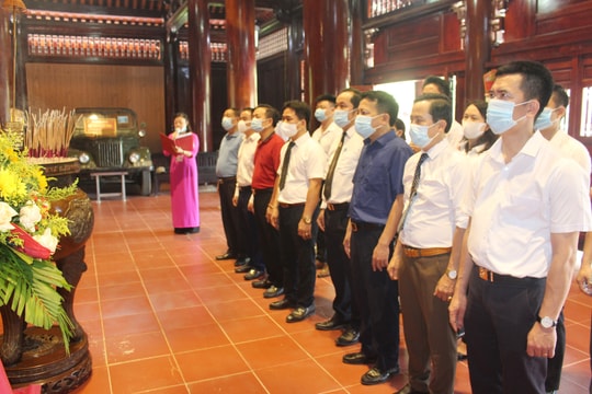 Dâng hương, báo công với Bác nhân kỷ niệm 131 năm ngày sinh của Người