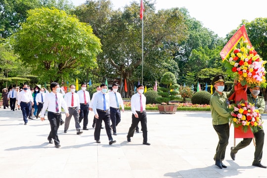 Lãnh đạo tỉnh Nghệ An dâng hoa, dâng hương tưởng niệm Chủ tịch Hồ Chí Minh