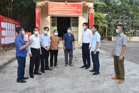 Phó Chủ tịch UBND tỉnh Hoàng Nghĩa Hiếu kiểm tra công tác bầu cử tại Nghĩa Đàn, Thái Hòa