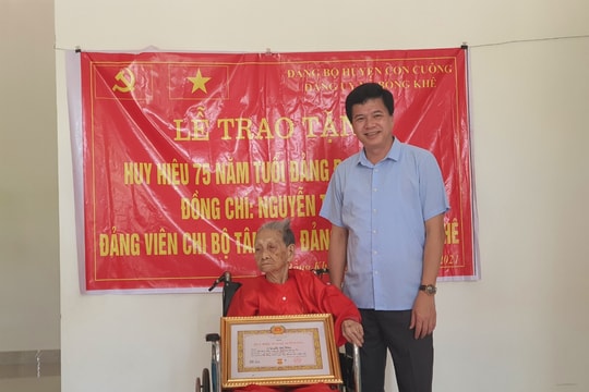 Cụ bà ở Con Cuông được trao Huy hiệu 75 tuổi Đảng