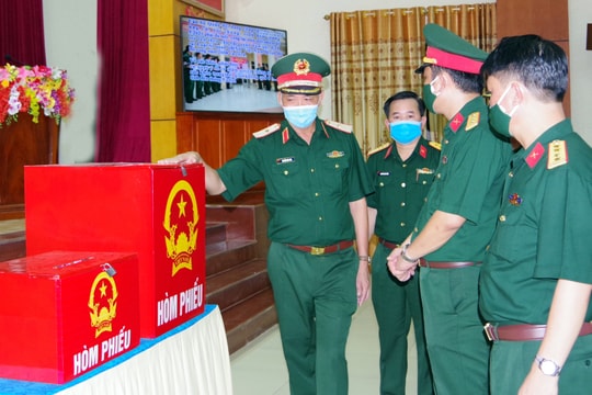 Ban Chỉ đạo bầu cử Quân khu 4 kiểm tra công tác chuẩn bị bầu cử tại Sư đoàn 324