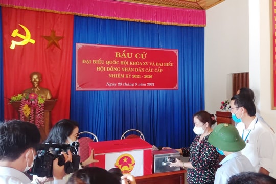 Trưởng ban Tuyên giáo Tỉnh ủy kiểm tra công tác bầu cử tại Hưng Nguyên