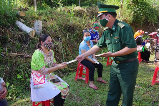 Cử tri quân hàm xanh Nghệ An làm nhiệm vụ 'kép' nơi biên giới