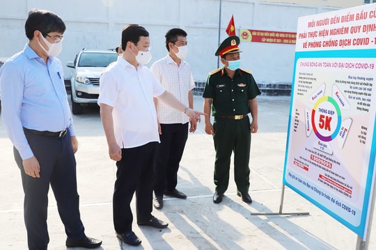 Video: Chủ tịch UBND tỉnh kiểm tra công tác chuẩn bị bầu cử tại TX. Hoàng Mai