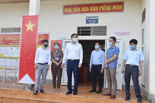 Phó Chủ tịch UBND tỉnh kiểm tra công tác bầu cử tại điểm bầu cử sớm