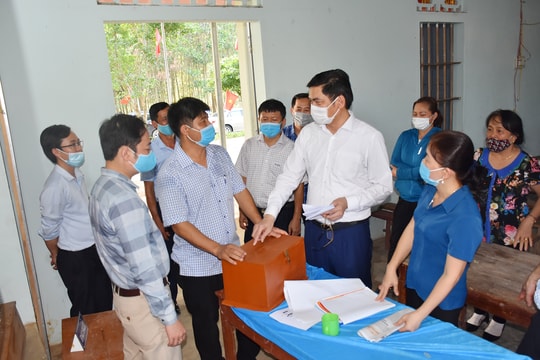 Phó Chủ tịch UBND tỉnh Hoàng Nghĩa Hiếu kiểm tra công tác bầu cử tại huyện Quỳ Hợp và Tân Kỳ