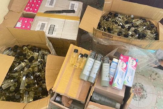 Hơn 1.700 chai mỹ phẩm không rõ nguồn gốc trên xe khách