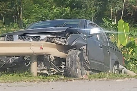 Người phụ nữ lái xe bán tải đâm thấu lan can sắt bên đường