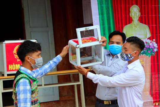 Gần 4.000 cử tri huyện Quế Phong (Nghệ An) đi bầu cử sớm